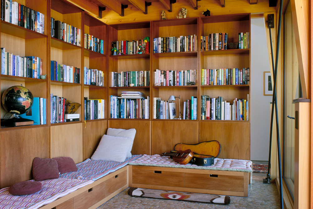 contemporary-residence-library-carpinteria-california
