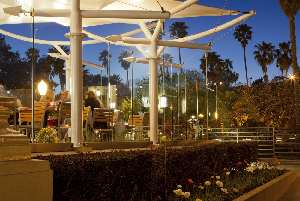 chucks-waterfront-grill-dd-ford-construction-santa-barbara-night-patio